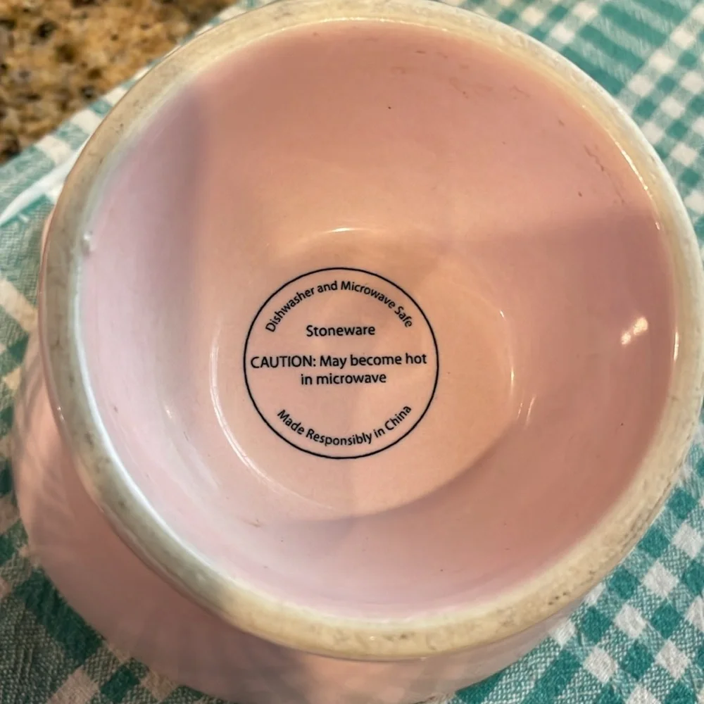 Cat shaped pet bowl